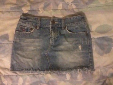 http://i641.photobucket.com/albums/uu138/tessarad/Jeanskirt.jpg